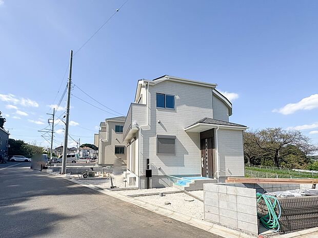 【前面道路】車の通行が少ないので、静かな住環境を維持することができます。