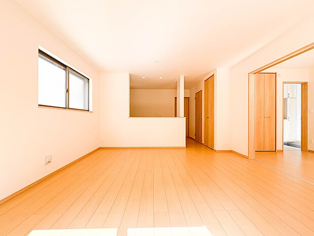 【ダイニングキッチン　LDK16.12帖】会話でホッとコミュニケーションできるリビング。料理でホッとハピネスになるキッチンなど。人をホッとさせる最新設備・仕様を採用しています。