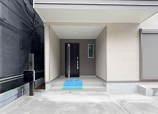 【玄関】家の顔となる玄関は、高いデザイン性が求められます。高級感と断熱性、防犯性に優れた玄関ドアを標準装備。ピッキング対策のセキュリティサムターン等、防犯に考慮しました。