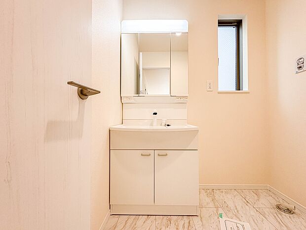 【洗面台】 十分な大きさの洗面台は、身だしなみチェックや歯磨きなど、朝の慌ただしい時間でもホテルライクなスペースで余裕とゆとりを感じて頂けます。