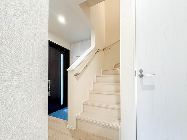 【手すり付階段】手すりがないと階段の昇り降りで危険なことはもちろん、壁に手をつきながら歩くことで壁紙が汚れやすくなります。すべての方に快適に昇り降りしていただくため、手すりを設置しました。