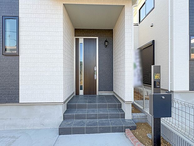 B号棟【玄関】家の顔となる玄関は、高いデザイン性が求められます。高級感と断熱性、防犯性に優れた玄関ドアを標準装備。ピッキング対策のセキュリティサムターン等、防犯に考慮しました。