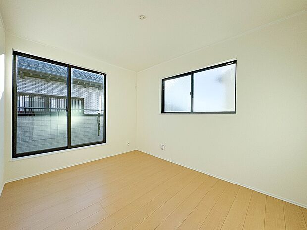 B号棟【寝室】シンプルな内装はおしゃれのポイントです。シンプルは華美より飽きがこないからです。色や模様でおしゃれ感をだす。それがシンプルイズビューティーです。