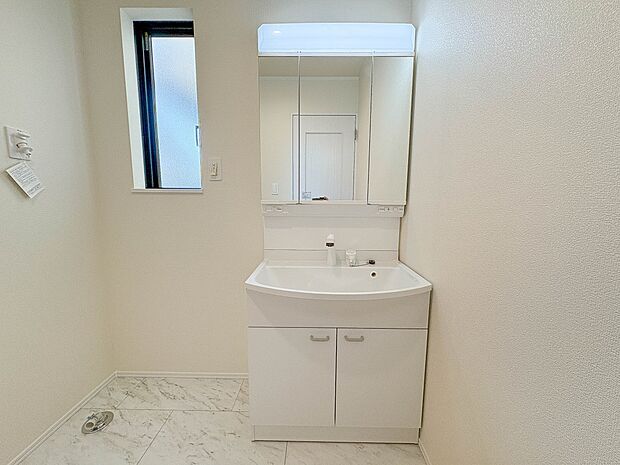 B号棟【洗面台】 十分な大きさの洗面台は、身だしなみチェックや歯磨きなど、朝の慌ただしい時間でもホテルライクなスペースで余裕とゆとりを感じて頂けます。