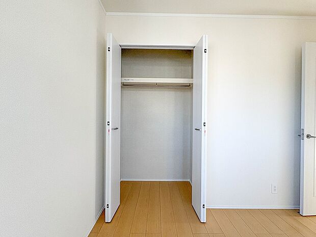 B号棟【収納】各所に配置された収納スペースは、洋服や小物はもちろんのこと、掃除機や日用予備品・お子様のおもちゃなど様々な物を収納して頂ける便利なスペースです。