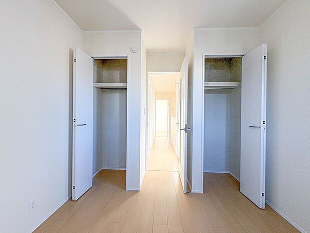 B号棟【WIC(ウォークインクローゼット)】 たくさんの洋服をかけてもシワになりにくいウォークインクローゼット。洋服以外にも、普段使わない家電やスーツケース、ストック品など何でも片付く嬉し…