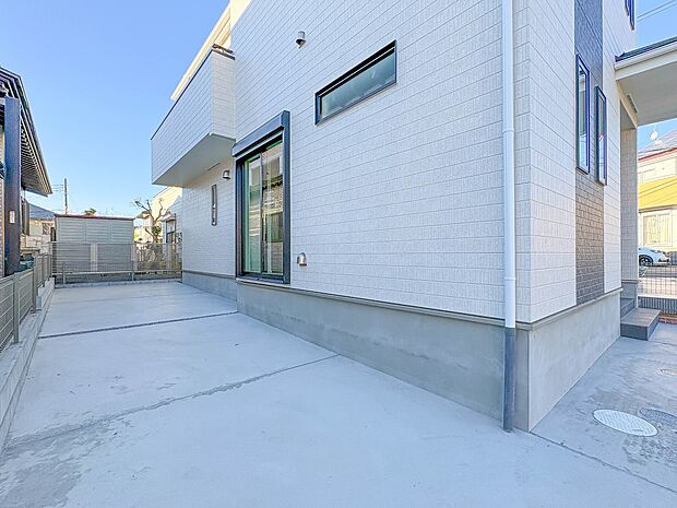 B号棟【駐車場】カースペース2台可。車が1台なら、来客用の駐車場や、駐輪スペースとしてご活用ください。