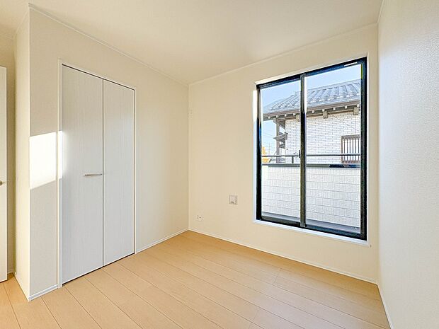 B号棟【洋室】充実した生活は伸びやかな居室空間から始まります。快適に・伸びやかに。心の潤いを求める方々へ。