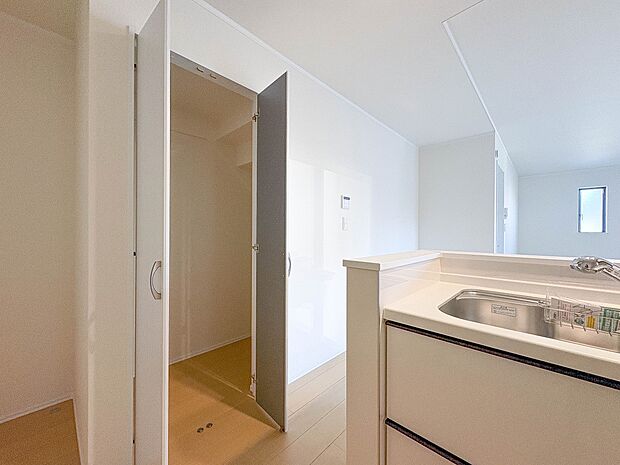 B号棟【パントリー(食料庫)】 常温保存できるパン、お米、調味料、缶詰など、日常的に使うものや未開封の食品の収納にぴったり。棚にものを並べて収納すれば、何が足りないのかひと目で確認できます…