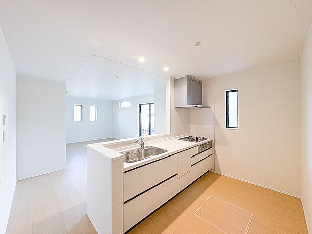 B号棟【LDK17.75帖+南庭】シンプルなデザインの家は風情がある。住む人のこだわりを感じる。外観も内装もいたってシンプル。居心地がよく、家事や趣味、子育てなどにも集中できる。家も人間も熟…