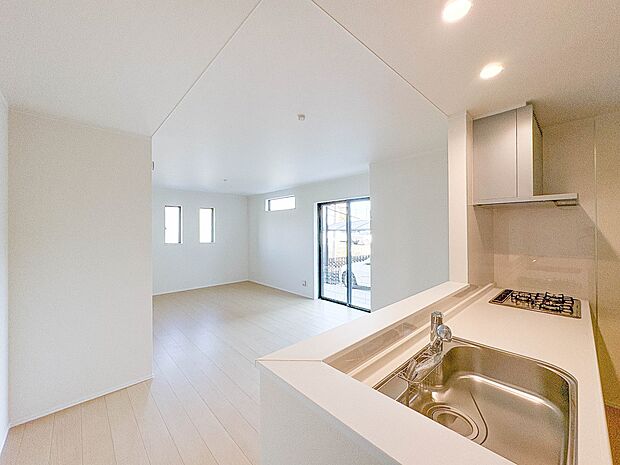 B号棟【LDK17.75帖+南庭】忙しい朝でも家族揃って食事をして頂ける、ゆとりある大きさのダイニングスペース。奥様の手料理をカウンター越しに受けとって頂き、テーブルで囲む素敵な時間を存分に…