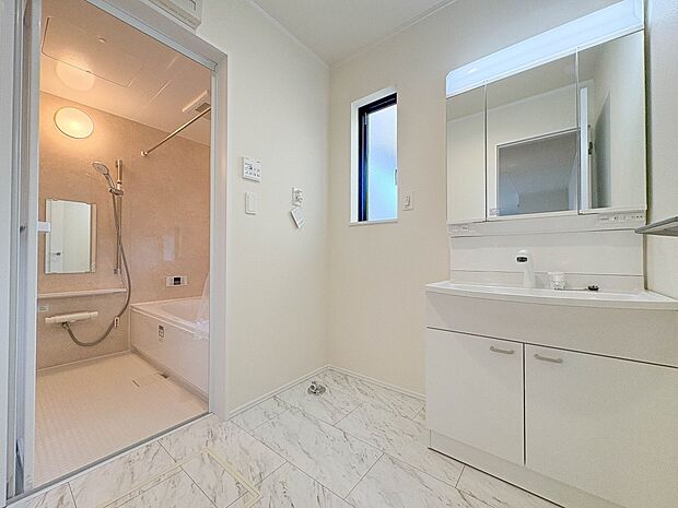 B号棟【脱衣所】洗面所は小さなプライベートスペース。歯磨き、洗顔と毎日施す個人空間。