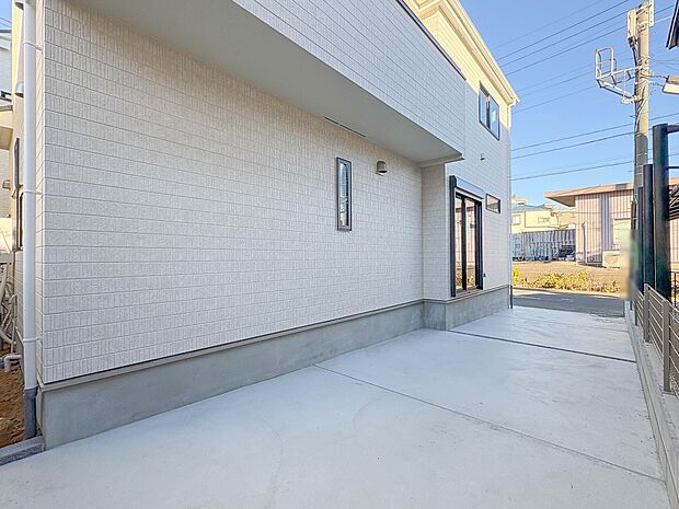 B号棟【庭】趣味を楽しむ場であり、家族団らんの場にもなる専用庭。ガーデニングや家庭菜園、プールや遊具を置いて子供の遊び場、テーブルやイスを設置し憩いのスペースなどメリットはたくさんあります。…