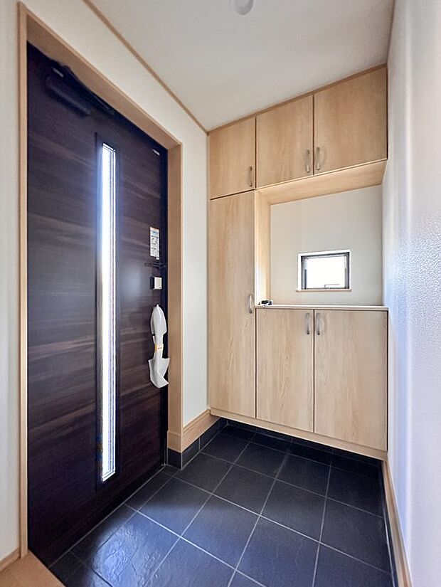 【玄関】スタイリッシュかつ品のある玄関。晴れの日も、雨の日も、風の日も、ご家族やお客さまを安心して迎えます。