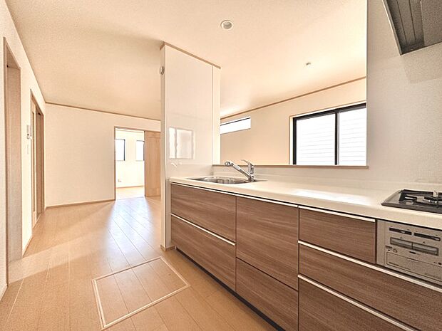 【キッチン】機能美を追求したキッチン。毎日の料理が楽しくなる洗練された空間です。