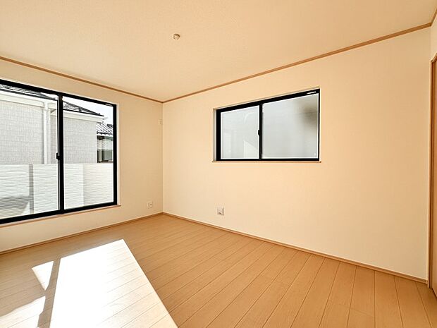 【洋室】大きな窓からたっぷりと陽光が注がれる明るい空間。