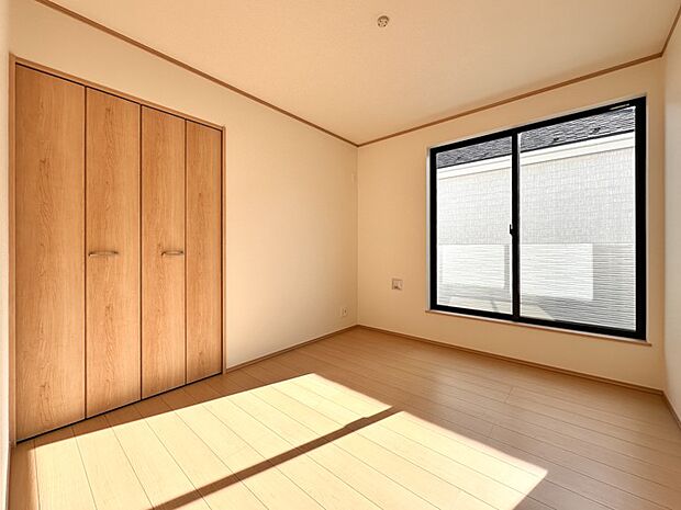 【洋室】柔らかい陽光が差し込む明るいお部屋を演出する設計。彩光の取れる窓が気持ちの良いお部屋を創り上げます。