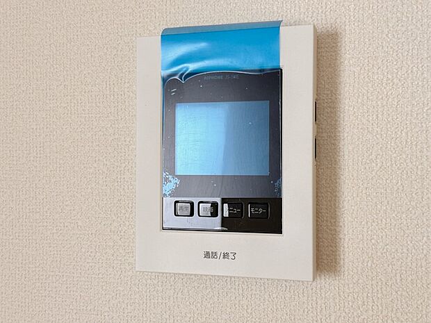【TVモニター付インターホン】来訪者の様子を室内TVモニターでチェック。対応したくないセールスを断りやすく、子どもに留守番をさせるときも安心。不在時の来訪者を録画でき、犯罪抑止効果も期待でき…
