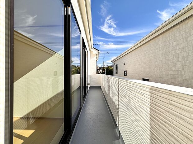 【バルコニー】  バルコニーから差し込む陽光・通風は、住環境・快適性と共に有り続ける貴重な「財産」です。