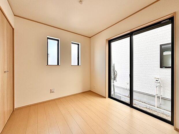 【洋室】表情豊かな木目が醸しだす空間は、暮らしに落ち着きと華やぎを与えてくれます。