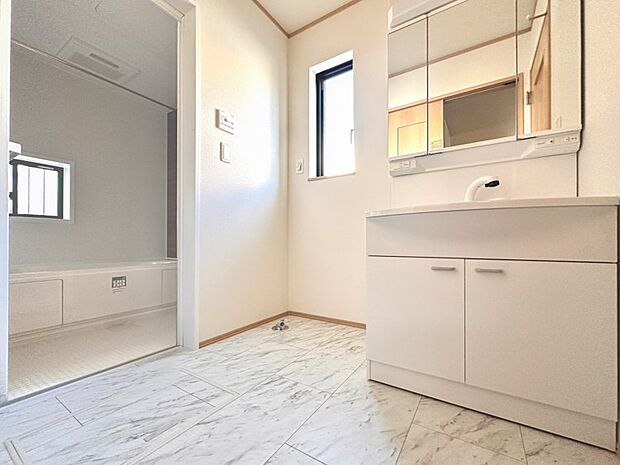 【脱衣所】洗面所は小さなプライベートスペース。歯磨き、洗顔と毎日施す個人空間。