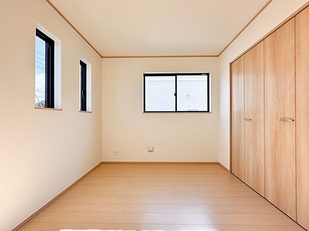 【洋室】建具はナチュラルカラーで統一して心安らぐ居室となりました。