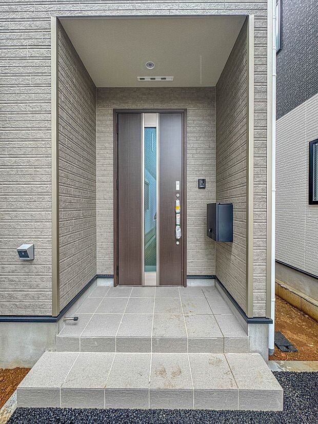 2号棟【玄関】家の顔となる玄関は、高いデザイン性が求められます。高級感と断熱性、防犯性に優れた玄関ドアを標準装備。ピッキング対策のセキュリティサムターン等、防犯に考慮しました。