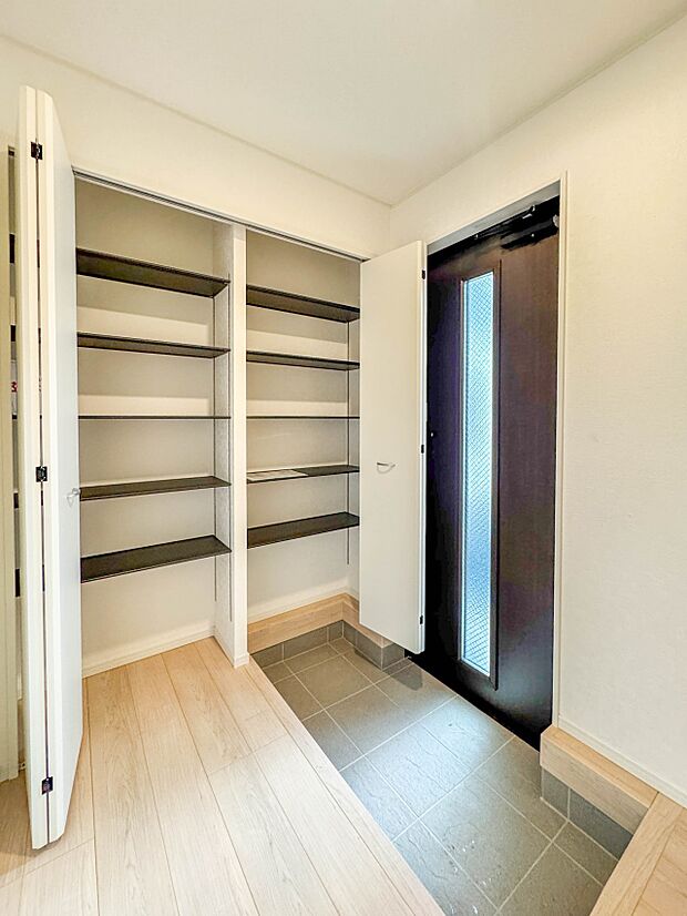 2号棟【玄関】玄関はおうちの顔と言われます。収納力豊富なシューズボックスでスッキリとした素敵な玄関でお客様をお迎えしてください。