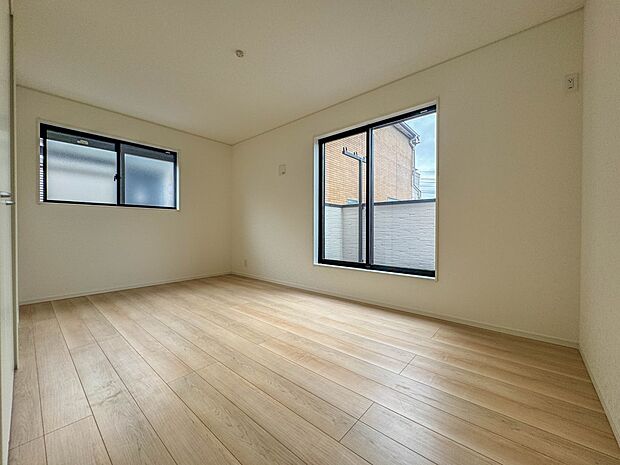 2号棟【寝室7.7帖】シンプルな内装はおしゃれのポイントです。シンプルは華美より飽きがこないからです。色や模様でおしゃれ感をだす。それがシンプルイズビューティーです。