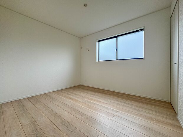 2号棟【子供部屋6帖】お子様のお部屋にぴったりなクロークを備えたフローリング仕様の洋室です。