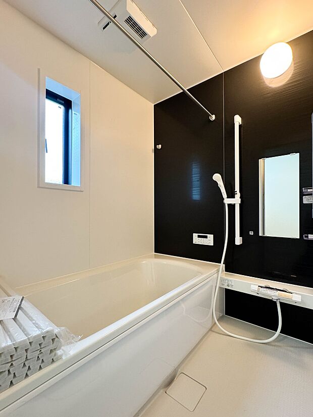 2号棟【浴室】一日の疲れを癒してくれるお風呂空間。使いやすさと上質な質感を両立して、単なる習慣から特別な時間に変わるはず。