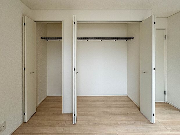 2号棟【収納　寝室7.7帖】壁面クローゼットのメリットは、衣類が横一列に並ぶためひと目で洋服が選びやすいこと。衣類をたくさんお持ちの方も、限られたスペース内に無理なく収納することができます。…