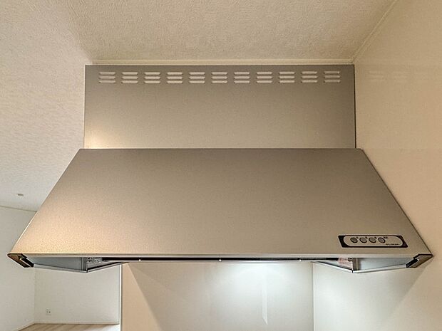 2号棟【レンジフード】調理の際に発生する汚れた空気（二酸化炭素、油煙、水蒸気、ニオイなど）を、ダクトを通して屋外に排出しています。