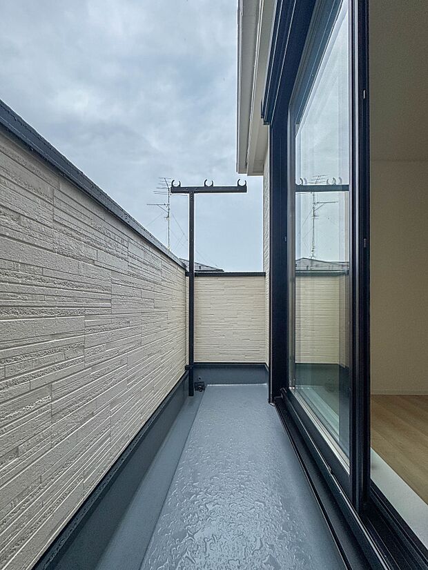 2号棟【バルコニー】 バルコニーから差し込む陽光・通風は、住環境・快適性と共に有り続ける貴重な「財産」です。