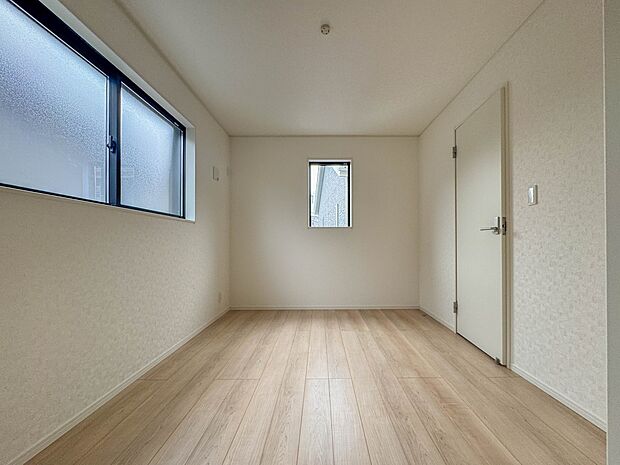 2号棟【洋室5.2帖】独立性を高めたお部屋。たっぷりの収納も配備しており、片付いた空間を実現出来そう。陽光も降り注ぐ明るく開放的な空間が魅力的。