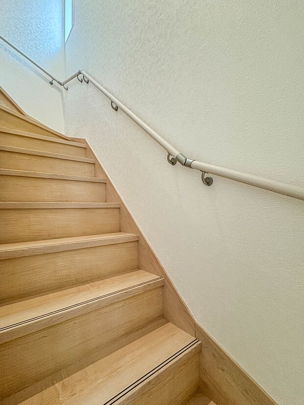 2号棟【手すり付階段】手すりがないと階段の昇り降りで危険なことはもちろん、壁に手をつきながら歩くことで壁紙が汚れやすくなります。すべての方に快適に昇り降りしていただくため、手すりを設置しまし…