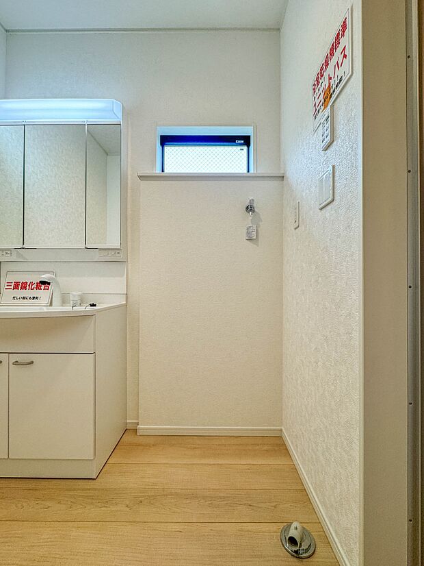 2号棟【ランドリースペース】毎日使う洗濯機。しっかりと奥行きのある置き場が確保されています。