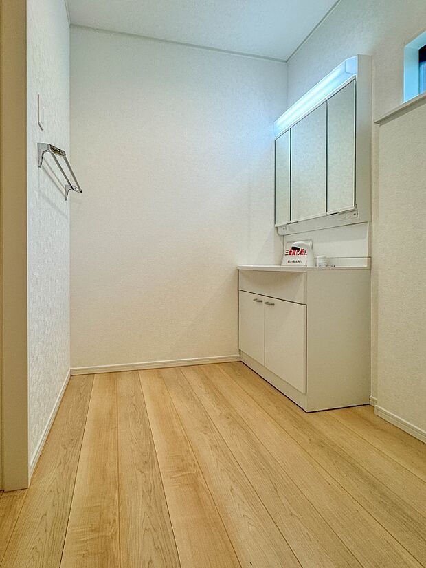 2号棟【脱衣所】洗面所は小さなプライベートスペース。歯磨き、洗顔と毎日施す個人空間。