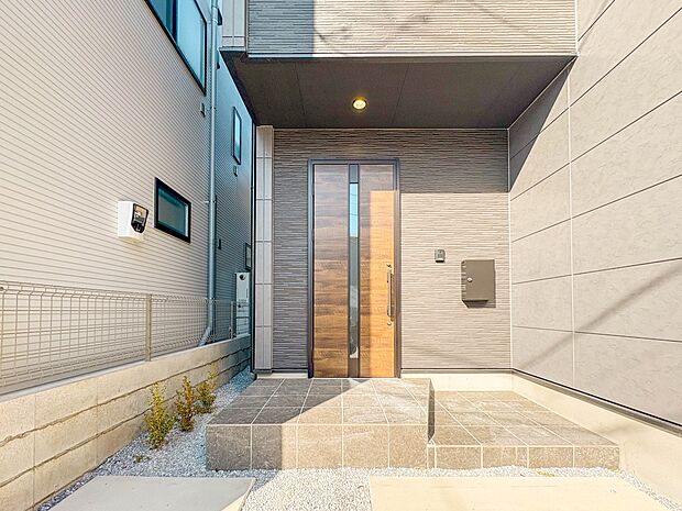 【玄関】家の顔となる玄関は、高いデザイン性が求められます。高級感と断熱性、防犯性に優れた玄関ドアを標準装備。ピッキング対策のセキュリティサムターン等、防犯に考慮しました。