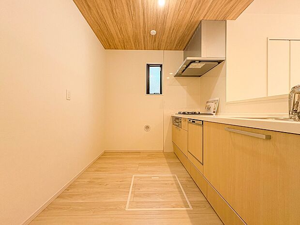 【キッチン】ナチュラルな自然光の中での調理。会話が弾む対面型キッチン。お洒落な食器類を余裕で収納できるスペース。動きやすい女性目線のキッチン動線。これからはお料理をつくる時間が劇的に変わりま…