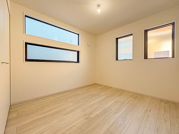 【子供部屋5.2帖】お子様のお部屋にぴったりなクロークを備えたフローリング仕様の洋室です。