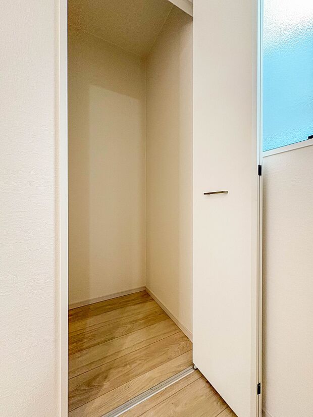 【パントリー（食料庫）】  常温保存できるパン、お米、調味料、缶詰など、日常的に使うものや未開封の食品の収納にぴったり。棚にものを並べて収納すれば、何が足りないのかひと目で確認できます。