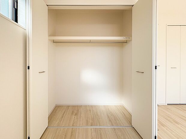 【収納】壁面クローゼットのメリットは、衣類が横一列に並ぶためひと目で洋服が選びやすいこと。衣類をたくさんお持ちの方も、限られたスペース内に無理なく収納することができます。