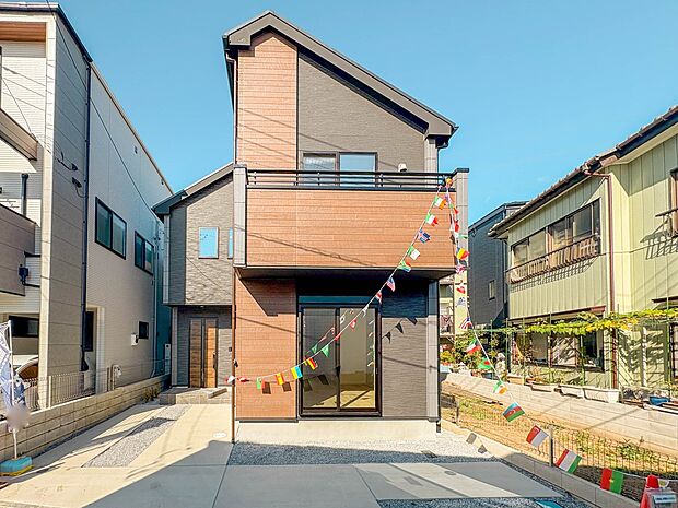 【外観】堂々たる趣ながら、主張し過ぎずどこか余裕を感じさせるシャープなフォルムで佇む邸宅は、晴天の空と照らし合わせる事で、本来あるべき完成形の姿を見せてくれます。