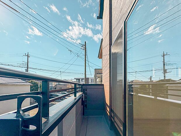 【バルコニー】 バルコニーから差し込む陽光・通風は、住環境・快適性と共に有り続ける貴重な「財産」です。