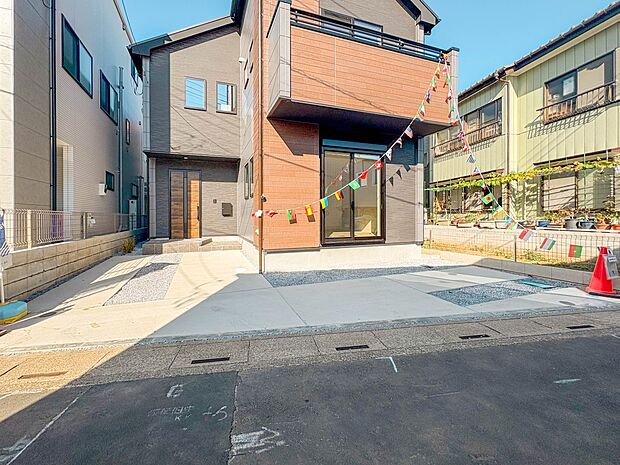 【駐車場】カースペース2台可／駐輪スペース。広々カースペースです。自転車、バイクなども置き場に困りません。