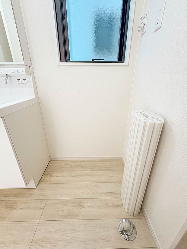 【ランドリースペース】毎日使う洗濯機。しっかりと奥行きのある置き場が確保されています。