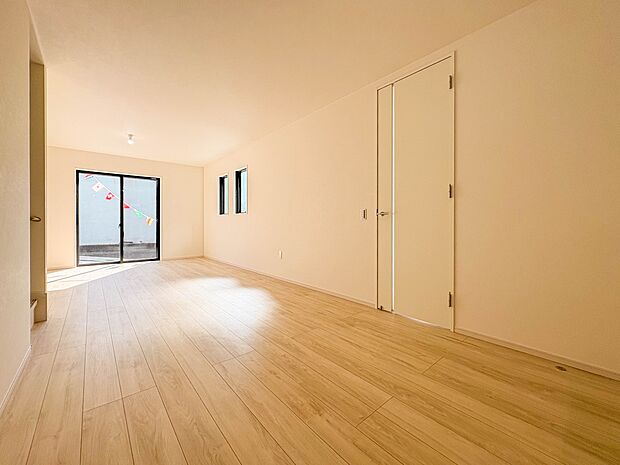 【LDK 19.7帖】ここにはみんなが集い、食事と楽しい会話が始まる。話に夢中になりすぎて、ついつい時を忘れ夜半過ぎになってしまう。そんな束の間の幸せを感じさせてくれる場所でありたい.