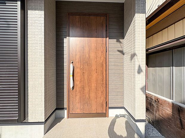 【玄関】家の顔となる玄関は、高いデザイン性が求められます。高級感と断熱性、防犯性に優れた玄関ドアを標準装備。ピッキング対策のセキュリティサムターン等、防犯に考慮しました。