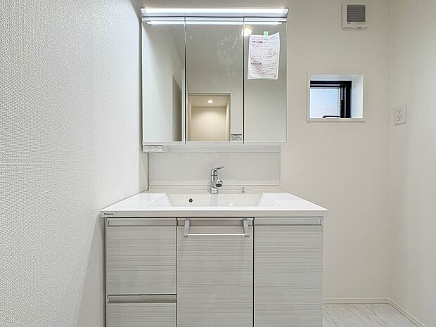 【洗面台】 十分な大きさの洗面台は、身だしなみチェックや歯磨きなど、朝の慌ただしい時間でもホテルライクなスペースで余裕とゆとりを感じて頂けます。